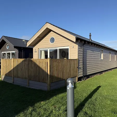 The Dog House On The Meadows, The Bay Filey, Enclosed Deck, 2 Bedrooms With Ensuites, 2 Dogs Welcome Дом отдыха *
