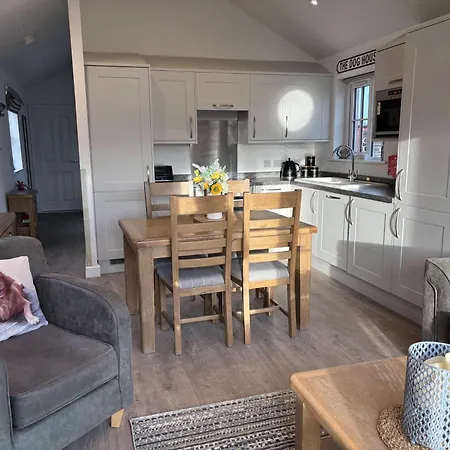 Дом отдыха The Dog House On The Meadows, The Bay Filey, Enclosed Deck, 2 Bedrooms With Ensuites, 2 Dogs Welcome
