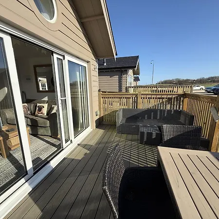 The Dog House On The Meadows, The Bay Filey, Enclosed Deck, 2 Bedrooms With Ensuites, 2 Dogs Welcome Holiday home Filey
