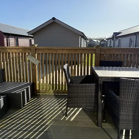 The Dog House On The Meadows, The Bay Filey, Enclosed Deck, 2 Bedrooms With Ensuites, 2 Dogs Welcome *